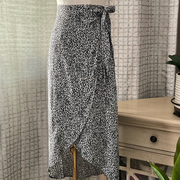 American Eagle Leopard Wrap Skirt Size Small - Picture 1 of 6